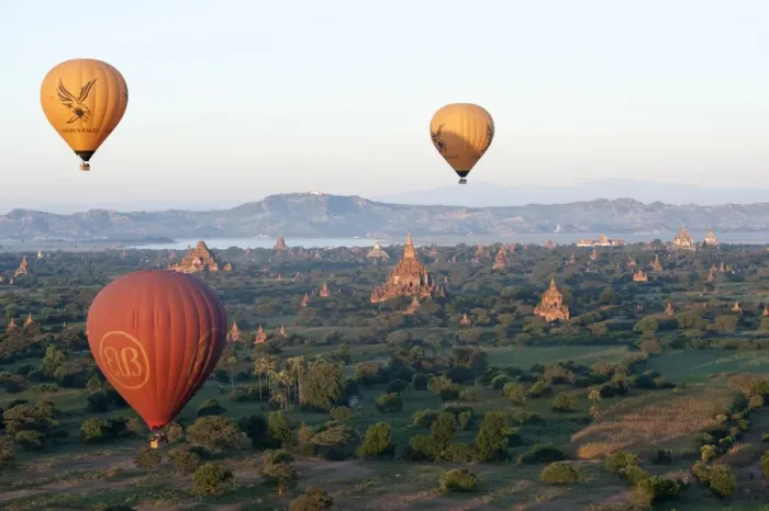 Framed Print : Hot air balloons flying over the terracotta temples of Bagan with the Irrawaddy river Framed Print : Hot air balloons flying over the terracotta temples of Bagan with the Irrawaddy river