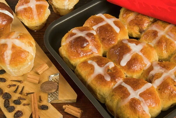 Hot cross buns in a baking tin, Easter speciality, United Kingdom, Europe
