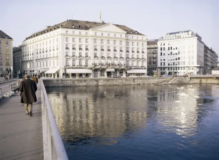 Framed Print : Hotel Des Bergues beside lake Framed Print : Hotel Des Bergues beside lake