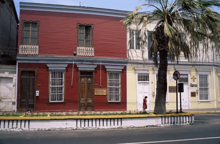 Framed Print : Houses in American Georgian style dating from between 1880 and 1920, Avenida Baquedano Framed Print : Houses in American Georgian style dating from between 1880 and 1920, Avenida Baquedano