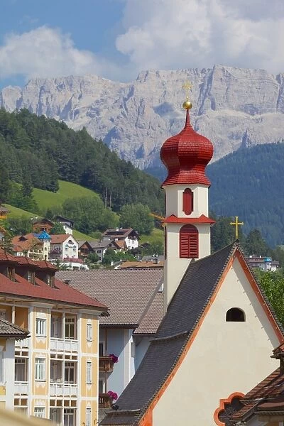Houses and Little Church, Ortisei, Gardena Valley, Bolzano Province, Trentino-Alto Adige  /  South Tyrol, Italian Dolomites, Italy, Europe