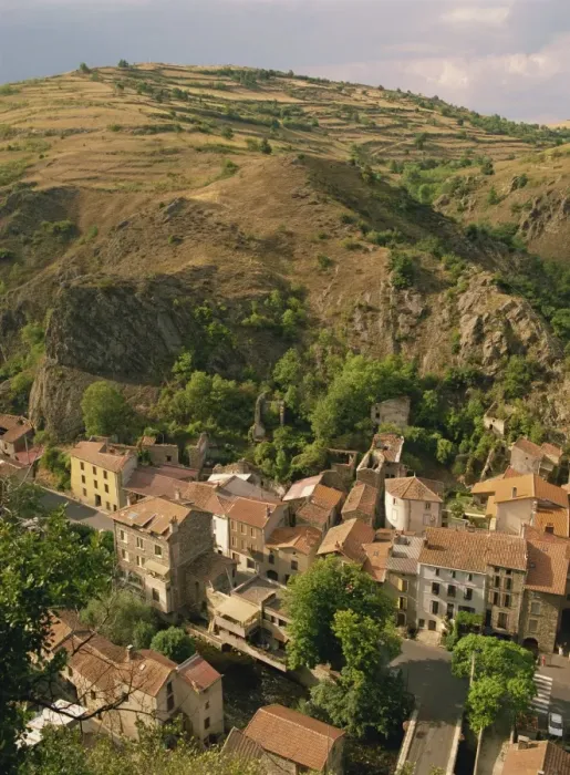 Framed Print : Houses of the village of St. Floret in the Couze de Pavin Valley, with hill behind Framed Print : Houses of the village of St. Floret in the Couze de Pavin Valley, with hill behind