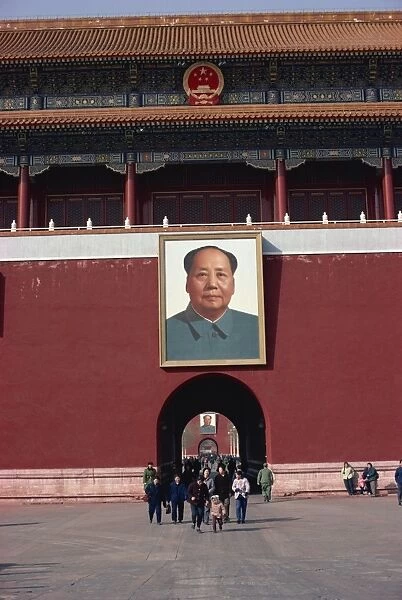 Huge portrait of Mao Tse Tung at the Forbidden City, Beijing, China, Asia
