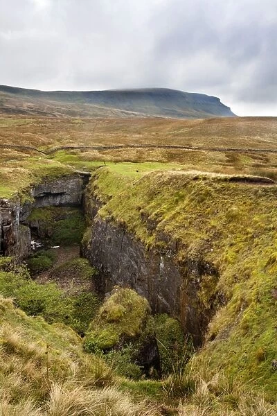 Hull Pot and Pen Y Ghent Horton in Ribblesdale, Yorkshire Dales, Yorkshire, England, United Kingdom, Europe