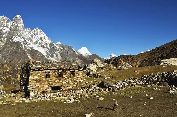 Hut at Kharka, Bhote Koshi Nadi, Sagarmatha National Park, UNESCO World Heritage Site, Solukhumbu District, Sagarmatha, Eastern Region (Purwanchal), Nepal, Himalayas, Asia