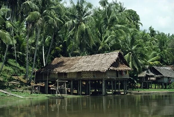 Hut on stilts beside the Kari Wari River