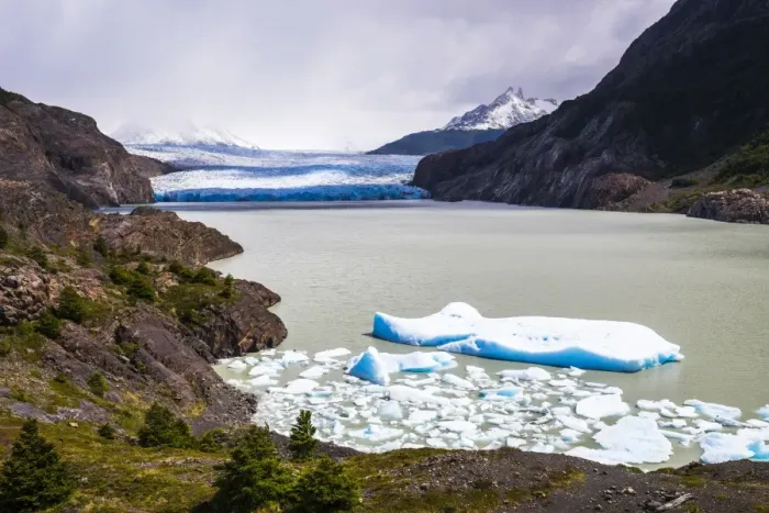 Framed Print : Icebergs in Grey Lake (Lago Grey) with Grey Glacier (Glaciar Grey) behind, Torres Framed Print : Icebergs in Grey Lake (Lago Grey) with Grey Glacier (Glaciar Grey) behind, Torres