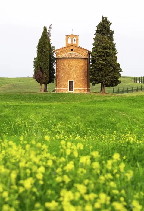 Framed Print : The iconic Chapel of Madonna di Vitaleta in spring, Val d'Orcia, UNESCO, Tuscany, Italy