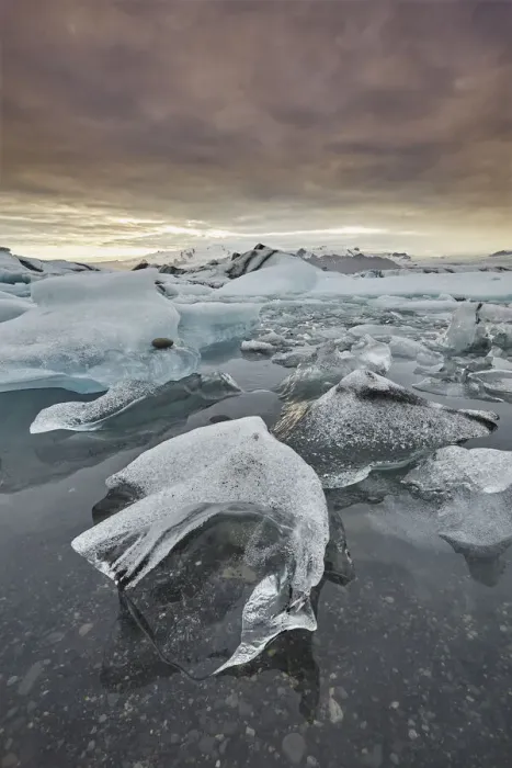 Framed Print : An iconic Icelandic landscape, an ice-filled lagoon fed by the Vatnajokull icecap