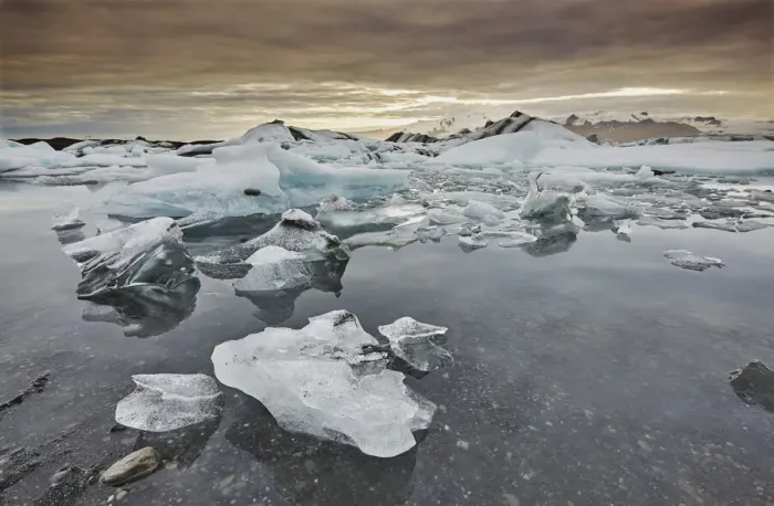 Framed Print : An iconic Icelandic landscape, an ice-filled lagoon fed by the Vatnajokull icecap