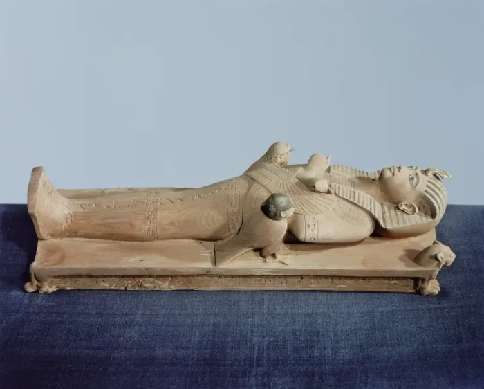 Framed Print : Image of the kings mummy on its funeral bed flanked by the kings two souls Framed Print : Image of the kings mummy on its funeral bed flanked by the kings two souls