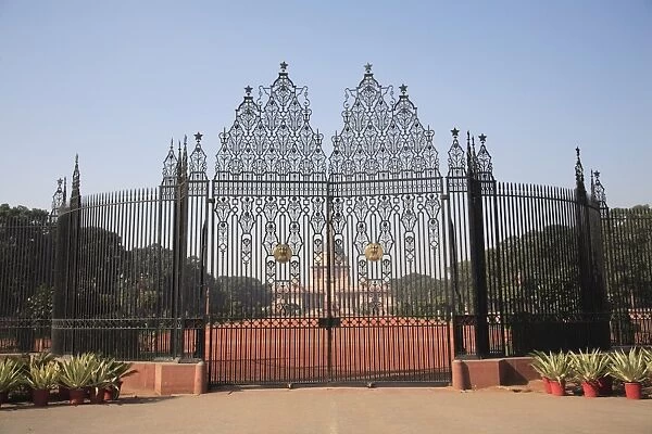 IN70025. Ornate iron gates of Rashtrapati Bhavan