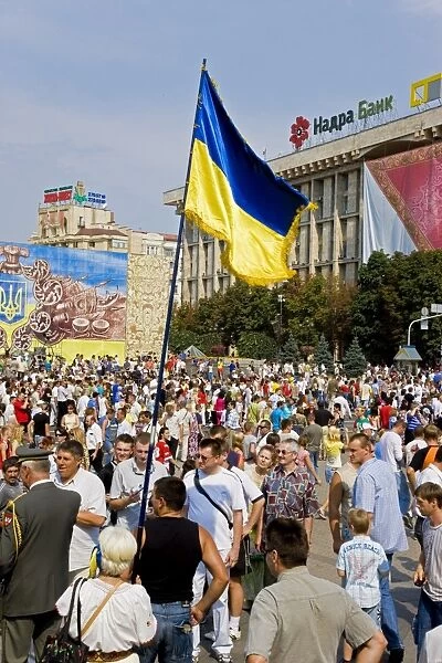Independence Day, Ukrainian national flags flying in Maidan Nezalezhnosti