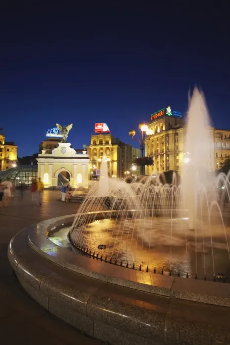 Framed Print : Independence Square (Maydan Nezalezhnosti) at dusk, Kiev, Ukraine, Europe Framed Print : Independence Square (Maydan Nezalezhnosti) at dusk, Kiev, Ukraine, Europe