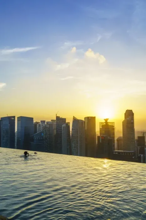 Framed Print : Infinity pool on the roof of the Marina Bay Sands Hotel with spectacular views over Framed Print : Infinity pool on the roof of the Marina Bay Sands Hotel with spectacular views over