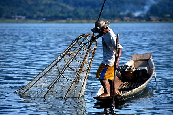 Inle Lake fisherman, Nyaungshwe, Shan States, Myanmar, Asia