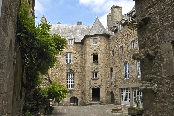 Inner courtyard of Beaumanoir Mansion house dating from the 16th century, Dinan, Brittany, France, Europe
