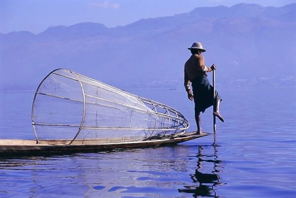 Intha fisherman, leg-rowing, Inle Lake, Shan State, Myanmar (Burma), Asia
