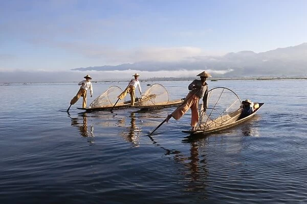 Intha leg-rower fishermen, Inle Lake, Shan State, Myanmar (Burma), Asia