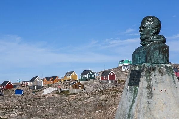 Inuit village and Ejnar Mikkelsen statue, Ittoqqortoormiit, Scoresbysund, Northeast Greenland, Polar Regions