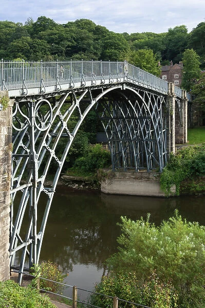 Ironbridge spanning 30m across the River Severn at Ironbridge, designed byThomas Pritchard and built by Abraham Derby, opened in 1789, UNESCO World Heritage Site, Shropshire, England, United Kingdom, Europe