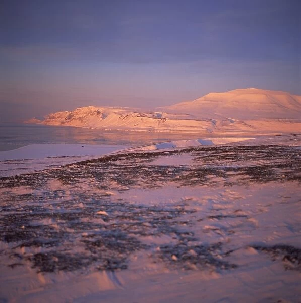 Isfjord at dusk in late March, Spitsbergen, Arctic, Norway, Scandinavia, Europe