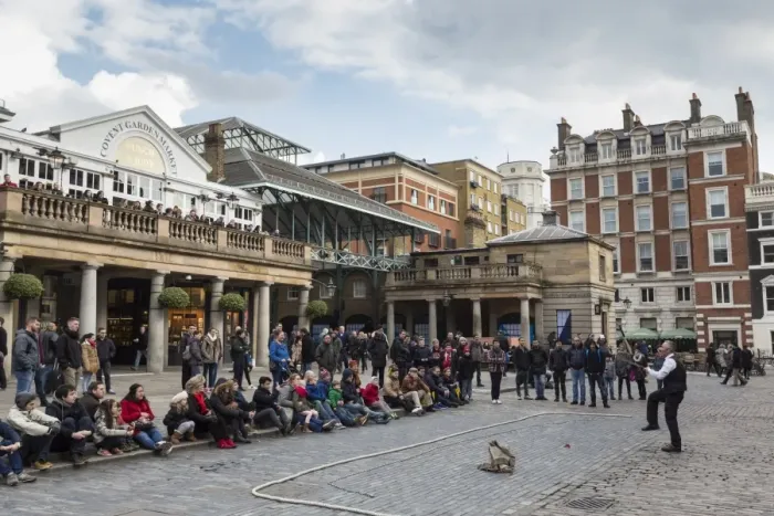 Framed Print : Juggler performs to a large crowd, Piazza and Central Market, Covent Garden, London Framed Print : Juggler performs to a large crowd, Piazza and Central Market, Covent Garden, London