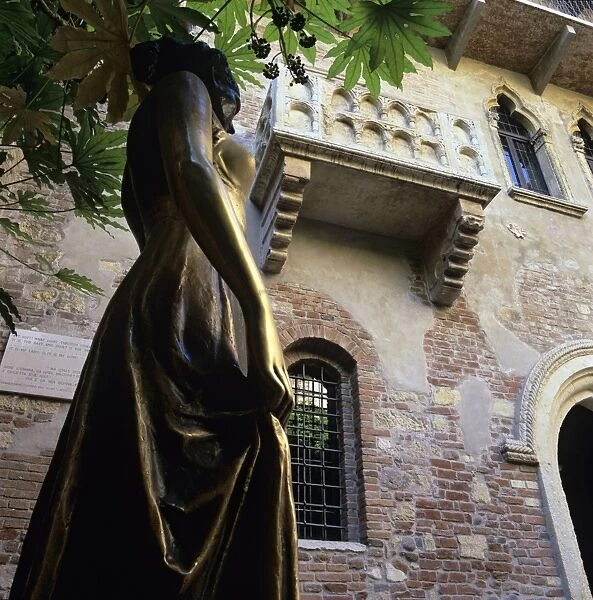 Juliets balcony and statue, Verona, UNESCO World Heritage Site, Veneto, Italy, Europe