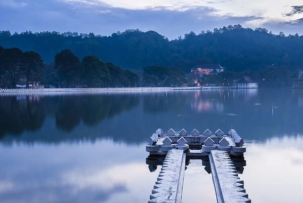 Kandy Lake and the Temple of the Sacred Tooth Relic (Sri Dalada Maligawa) at night, Kandy, UNESCO World Heritage Site, Central Province, Sri Lanka, Asia