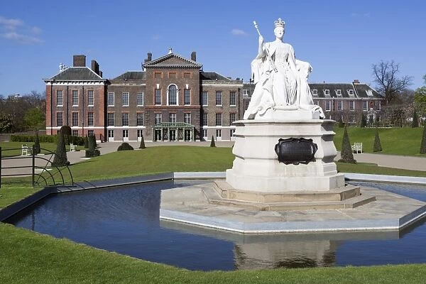 Kensington Palace and Queen Victoria statue, Kensington Gardens, London, England, United Kingdom, Europe