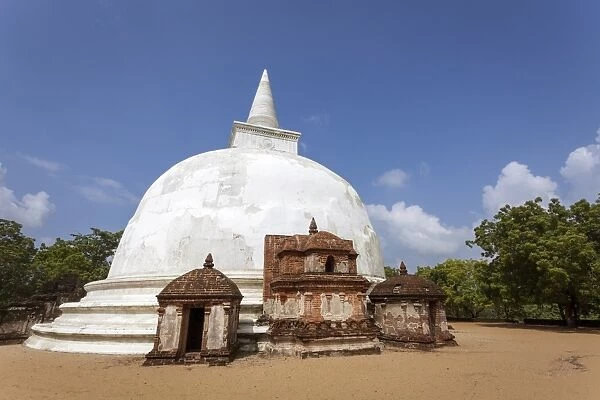 The Kiri Vihara dagoba (Stupa) Buddhist temple ruins, Polonnaruwa, UNESCO World Heritage Site, Sri Lanka, Asia