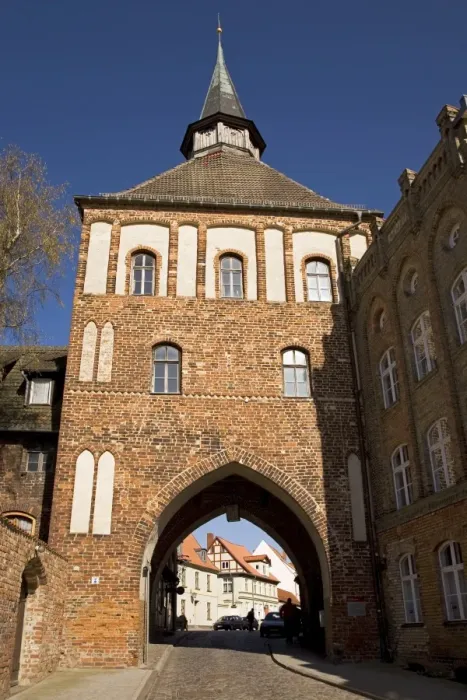 Framed Print : The Kuetertor gateway arches over the street in Stralsund, Mecklenburg-Vorpommern Framed Print : The Kuetertor gateway arches over the street in Stralsund, Mecklenburg-Vorpommern