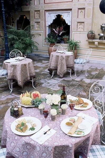 A la carte menu served in one of the central courtyards of the palace