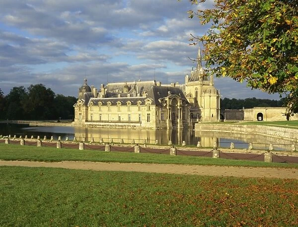 The lake and castle at Chantilly, in Picardie, France, Europe