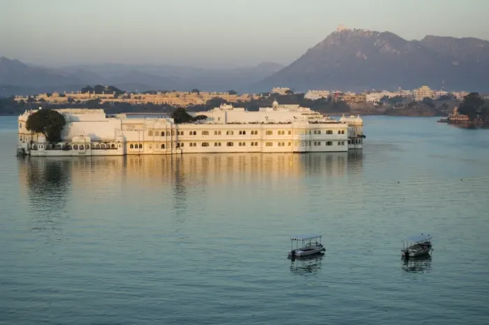 Framed Print : The Lake Palace hotel on Lake Pichola Framed Print : The Lake Palace hotel on Lake Pichola
