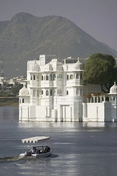 Lake Palace and Lake Pichola, Udaipur, Rajasthan, India, Asia