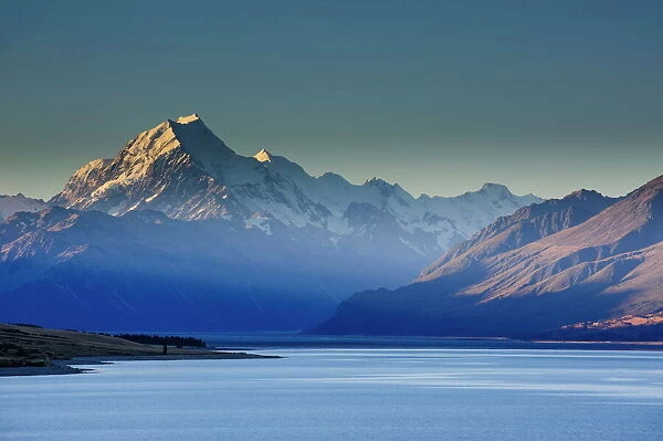Lake Pukaki with Mount Cook in the background in the late afternoon light, Mount Cook National Park, UNESCO World Heritage Site, South Island, New Zealand, Pacific