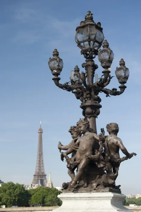 Framed Print : Lamp on the Alexandre III Bridge and the Eiffel Tower, Paris, France, Europe Framed Print : Lamp on the Alexandre III Bridge and the Eiffel Tower, Paris, France, Europe