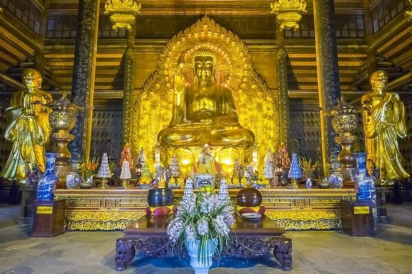 Large bronze Buddha statue inside Phap Chu Hall, Bai Dinh Temple (Chua Bai Dinh)