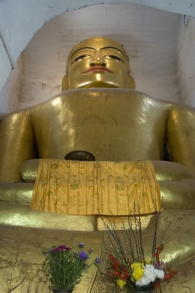 Large seated Buddha, Manuha Paya, Bagan (Pagan), Myanmar (Burma), Asia