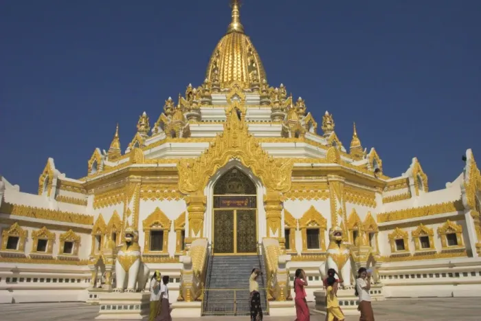 Framed Print : Large white and gold statues of chinthes stand guard at Swedawmyat Paya