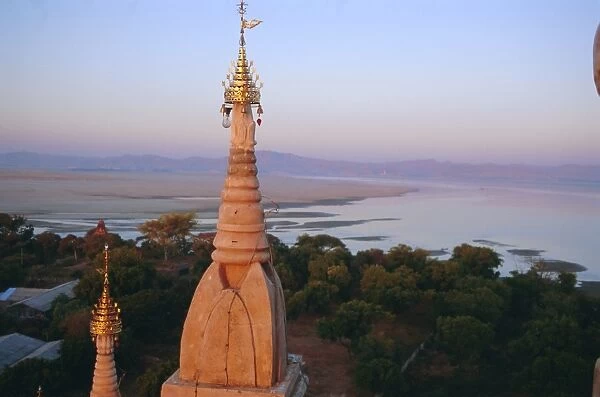 Lawkahtipan and Irrawaddy River, Bagan (Pagan), Myanmar (Burma), Asia