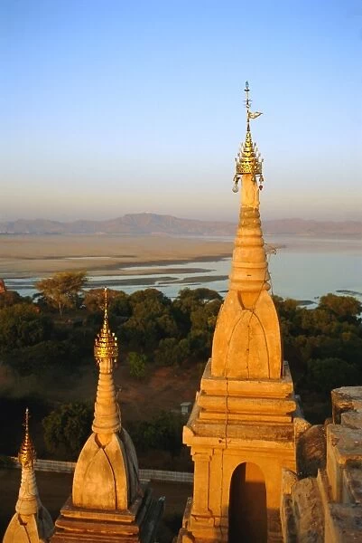 Lawkahtipan Pagoda and the Irrawaddy River, Bagan (Pagan), Myanmar (Burma)