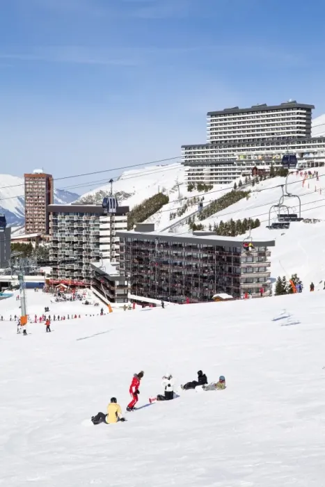 Framed Print : Les Menuires ski resort, 1800m, in the Three Valleys (Les Trois Vallees) Framed Print : Les Menuires ski resort, 1800m, in the Three Valleys (Les Trois Vallees)