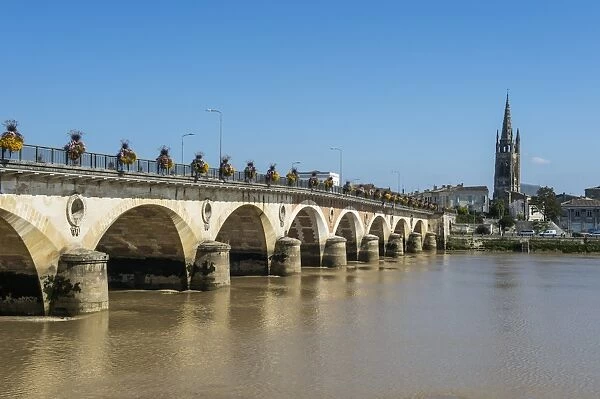 Libourne arch bridge over the Dordogne River, Libourne, Gironde, Aquitaine, France