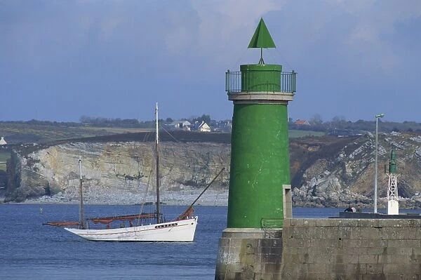 Lighthouse, Camaret, Crozon Peninsula, Finistere, Brittany, France, Europe