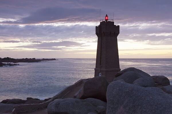 Lighthouse Meen Ruz, Ploumanach, Cote de Granit Rose, Cotes d Armor, Brittany, France, Europe
