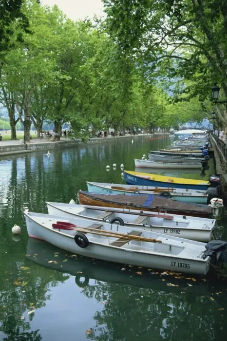 Framed Print : A line of rowing boats along the Canal near the Pont des Amours, in Annecy Framed Print : A line of rowing boats along the Canal near the Pont des Amours, in Annecy