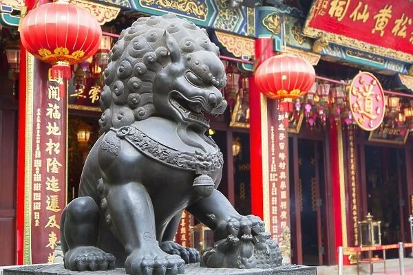 Lion statue at Wong Tai Sin Temple, Wong Tai Sin, Kowloon, Hong Kong, China, Asia