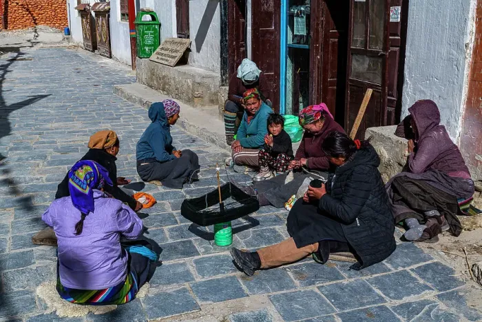Framed Print : Local women practising traditional weaving in Lo-Manthang village, Kingdom of Mustang, Himalayas, Nepal, Asia Framed Print : Local women practising traditional weaving in Lo-Manthang village, Kingdom of Mustang, Himalayas, Nepal, Asia